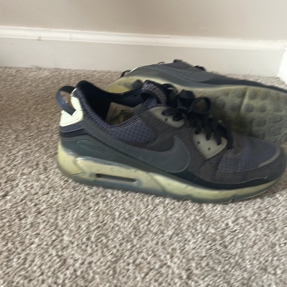 Size 9 Nikes. - Picture 2 of 3